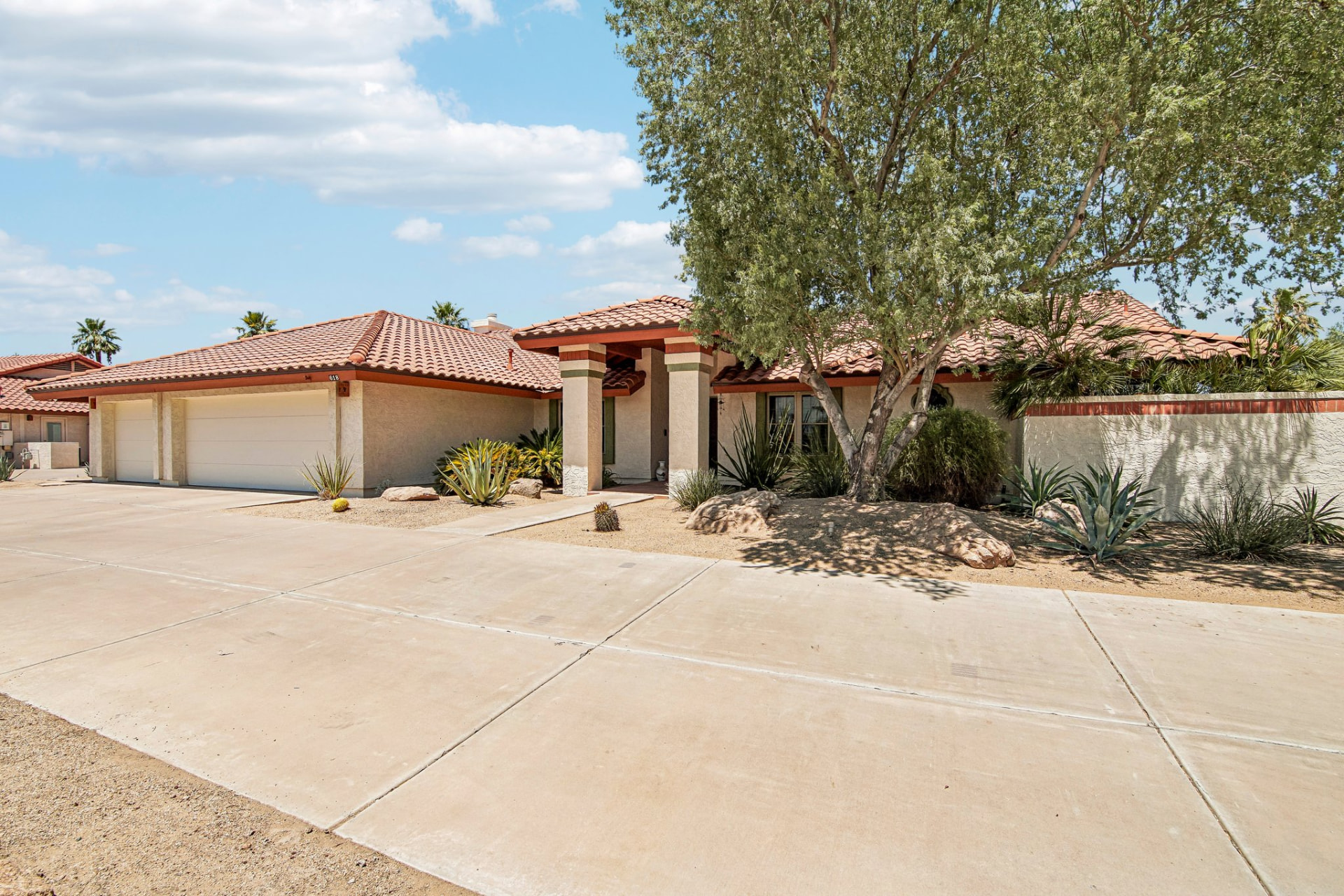 618 N La Loma Avenue — front elevation with circular driveway
